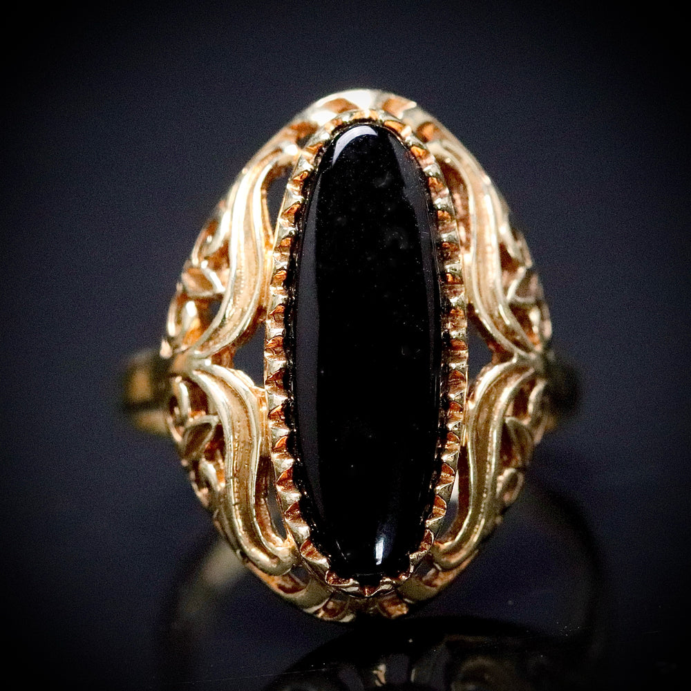 Vintage onyx ring in yellow gold