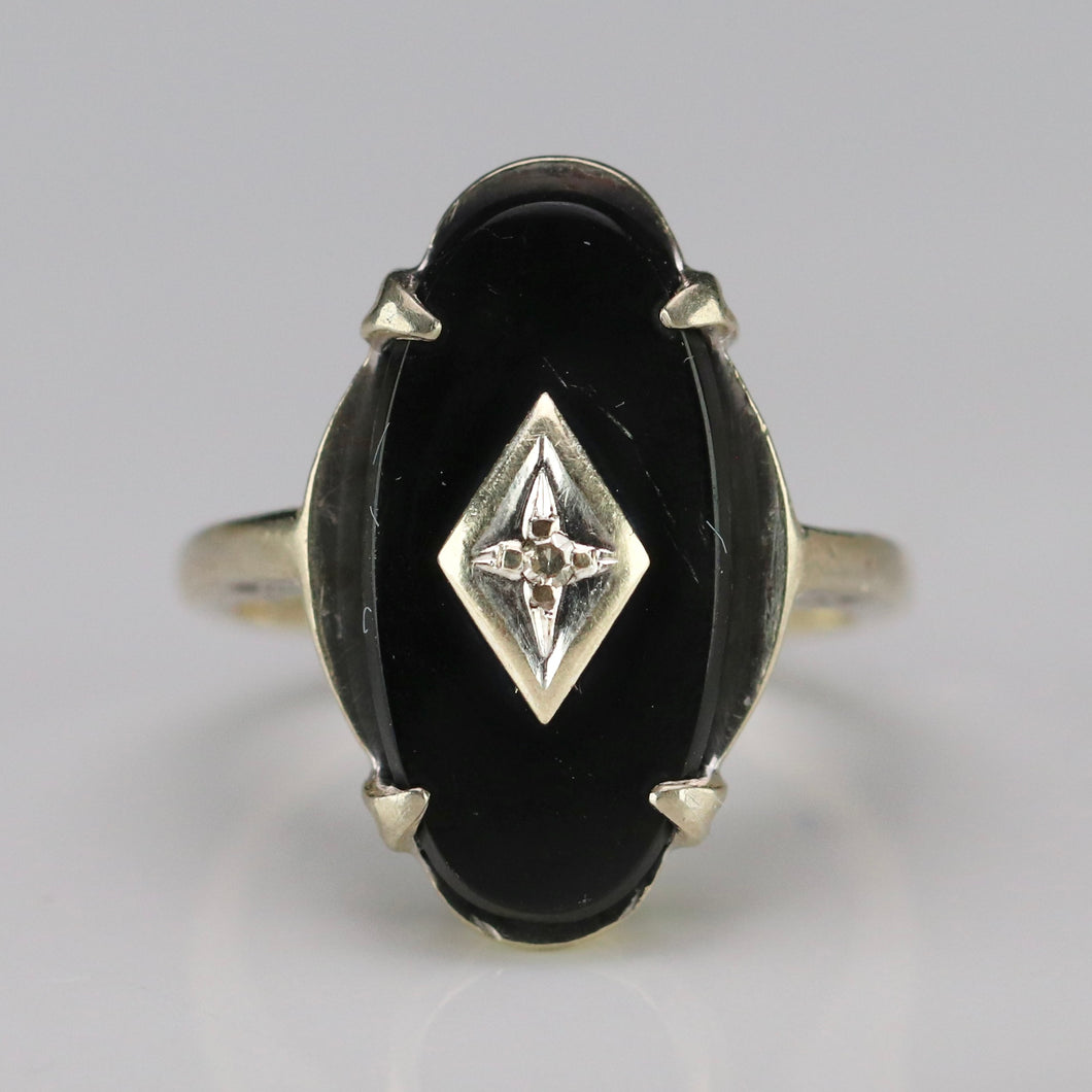 Onyx and diamond ring in white gold