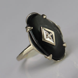 Onyx and diamond ring in white gold