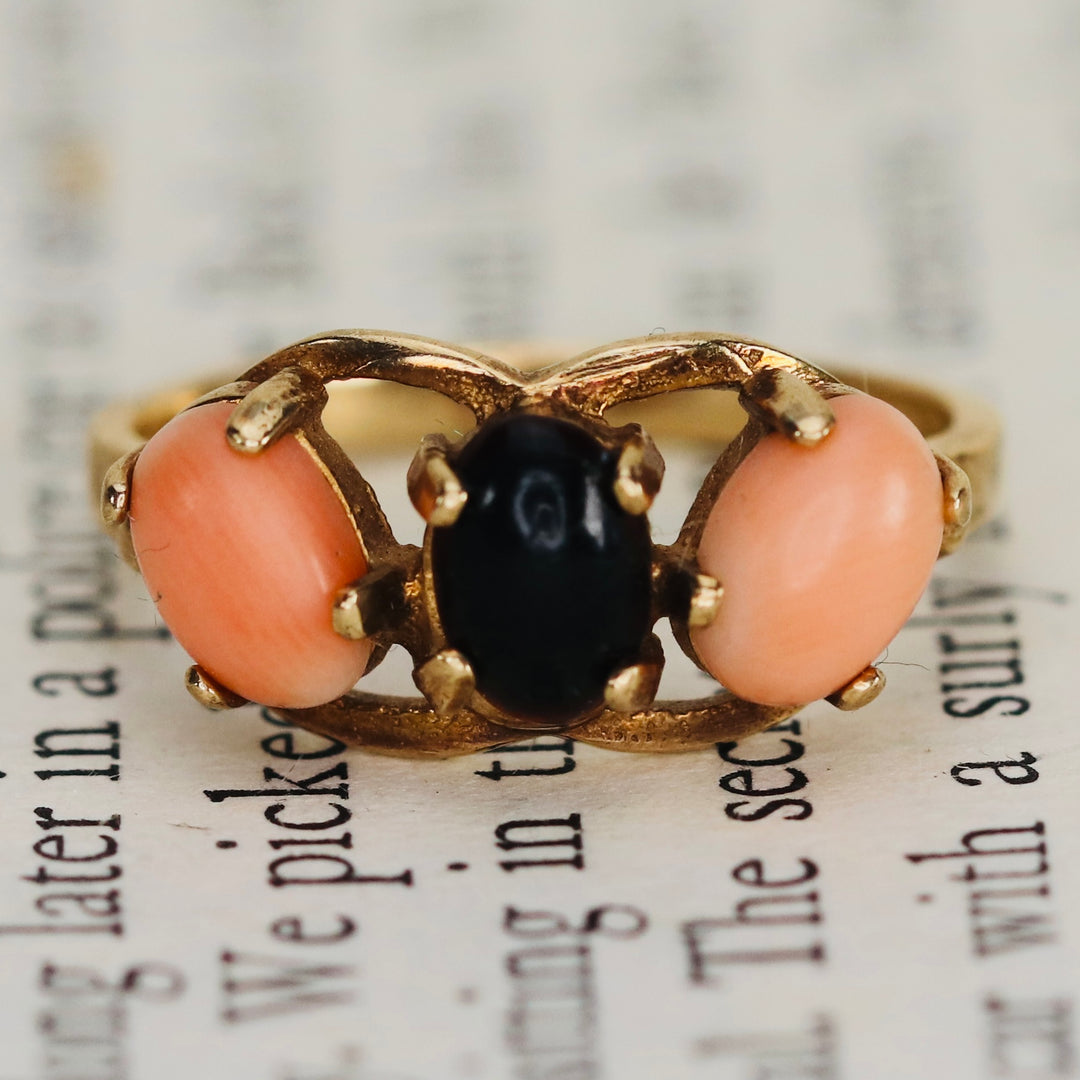 SALE!! Vintage black and salmon coral ring in yellow gold