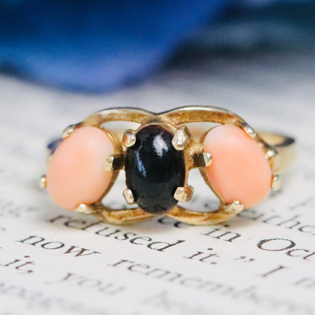 SALE!! Vintage black and salmon coral ring in yellow gold