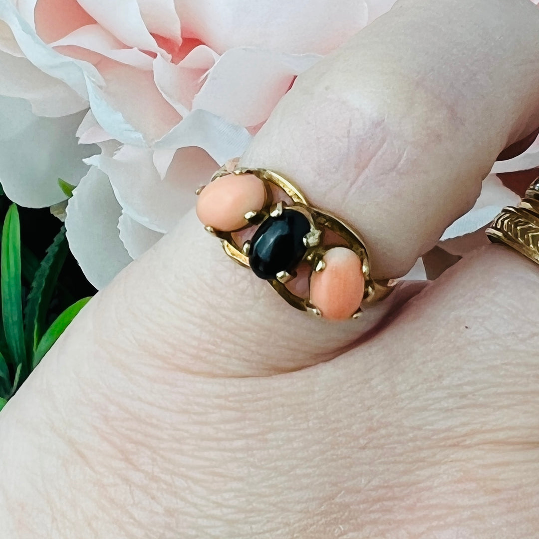 SALE!! Vintage black and salmon coral ring in yellow gold