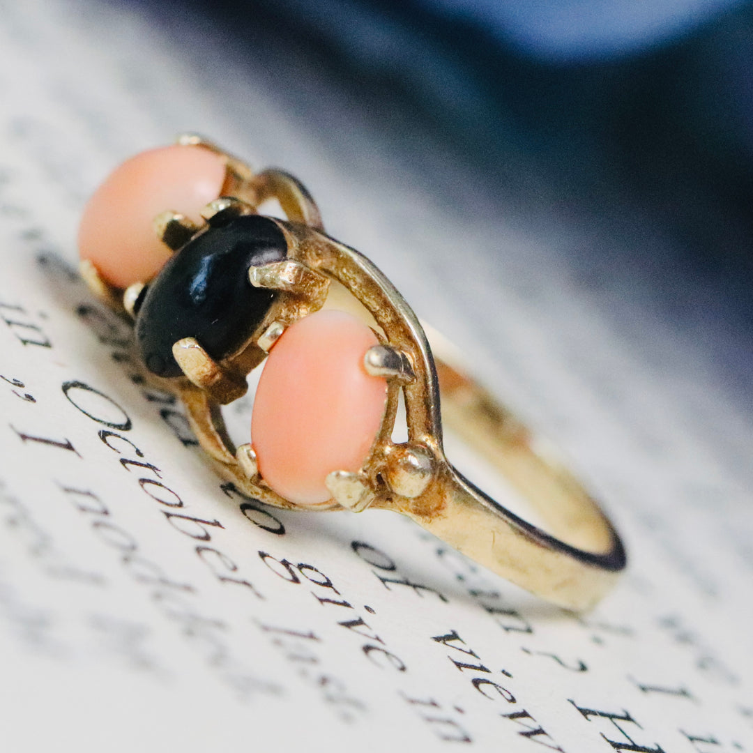 SALE!! Vintage black and salmon coral ring in yellow gold