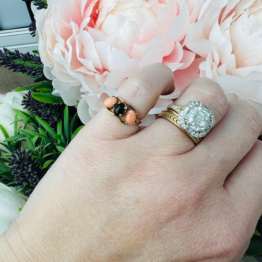 SALE!! Vintage black and salmon coral ring in yellow gold