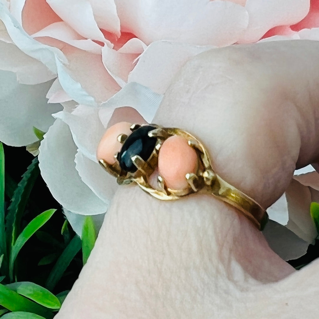 SALE!! Vintage black and salmon coral ring in yellow gold