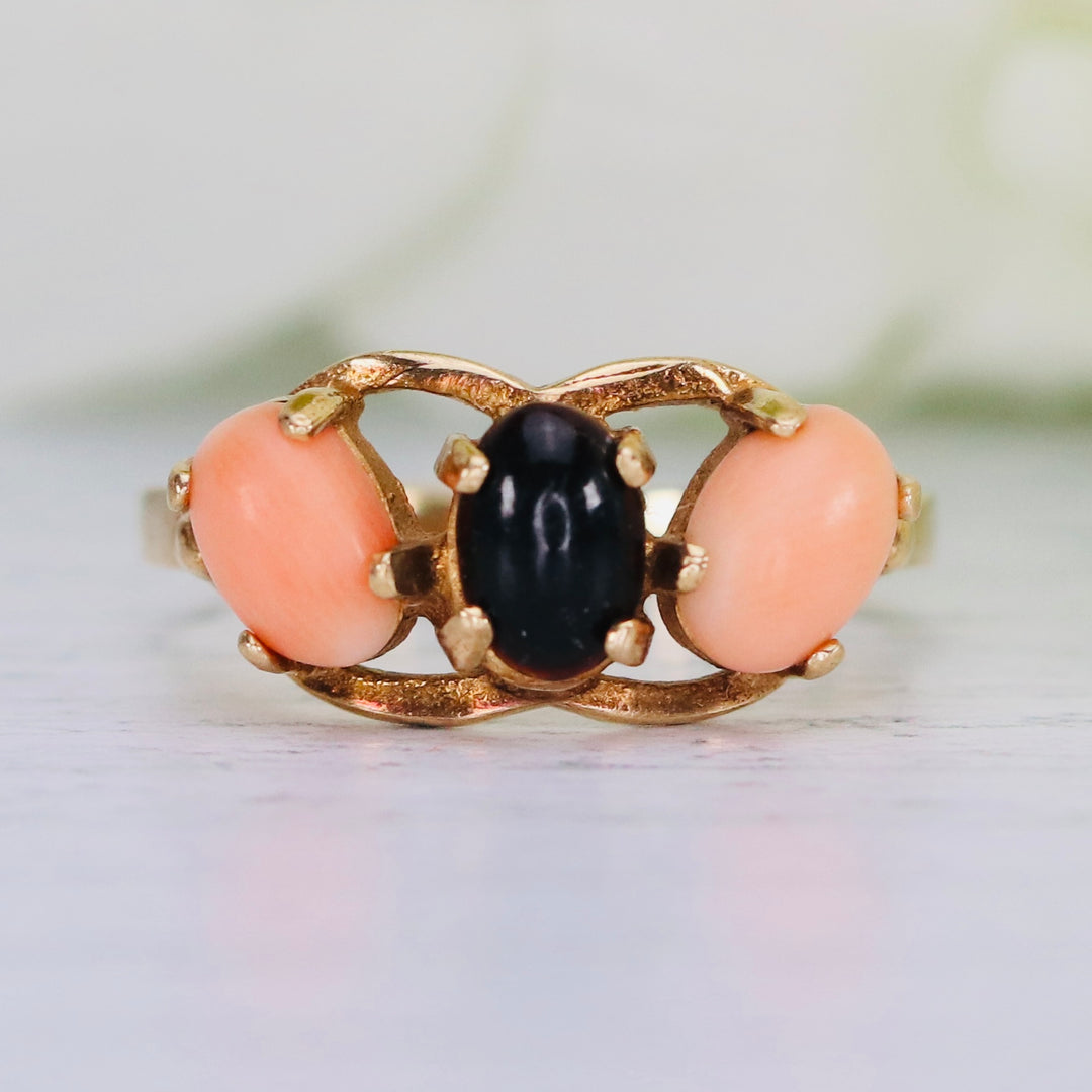 SALE!! Vintage black and salmon coral ring in yellow gold