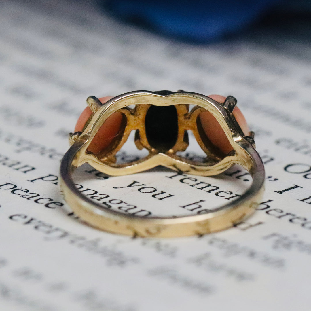 SALE!! Vintage black and salmon coral ring in yellow gold