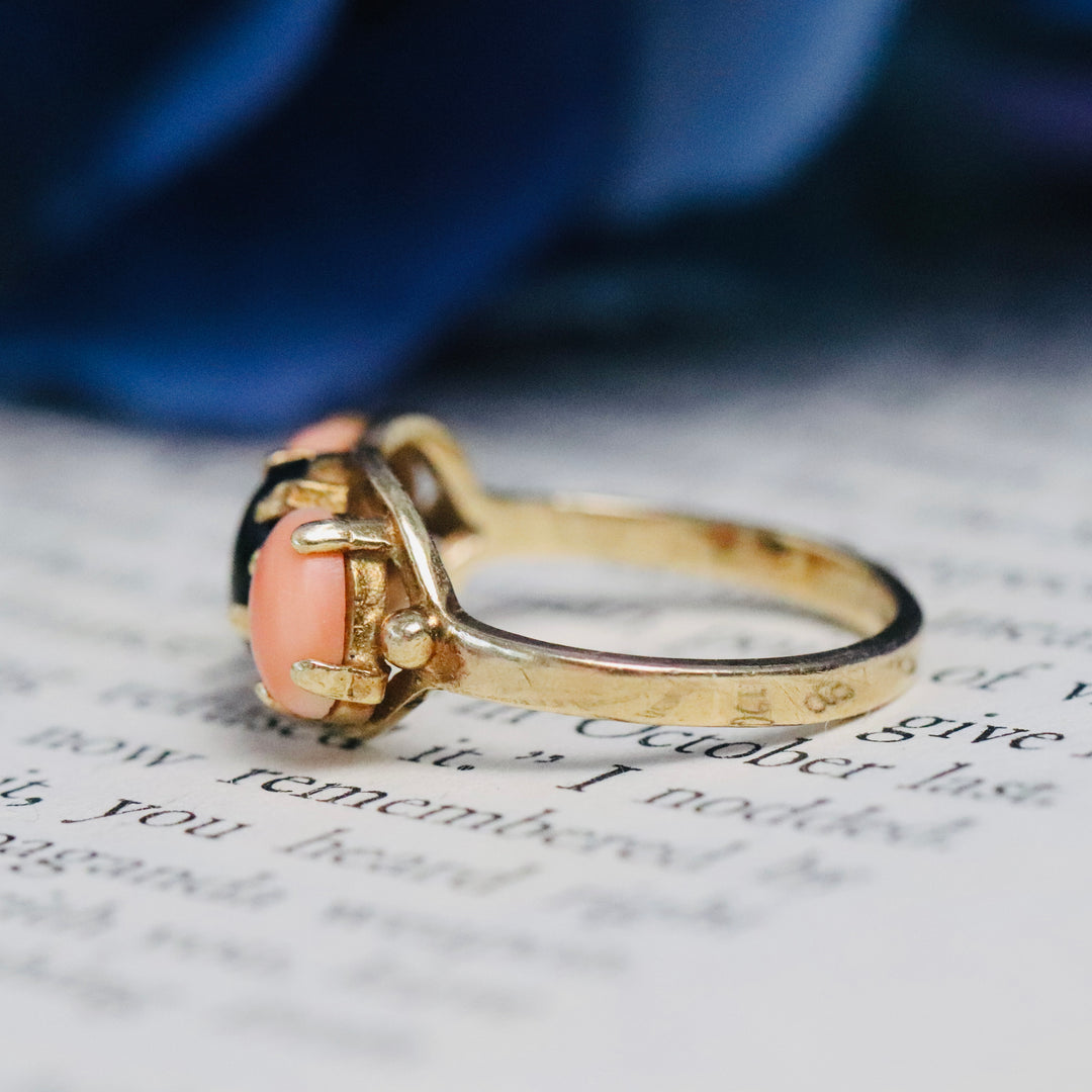 SALE!! Vintage black and salmon coral ring in yellow gold