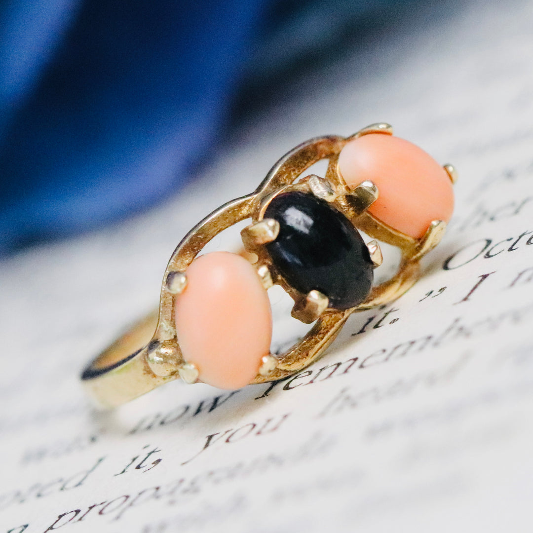 SALE!! Vintage black and salmon coral ring in yellow gold